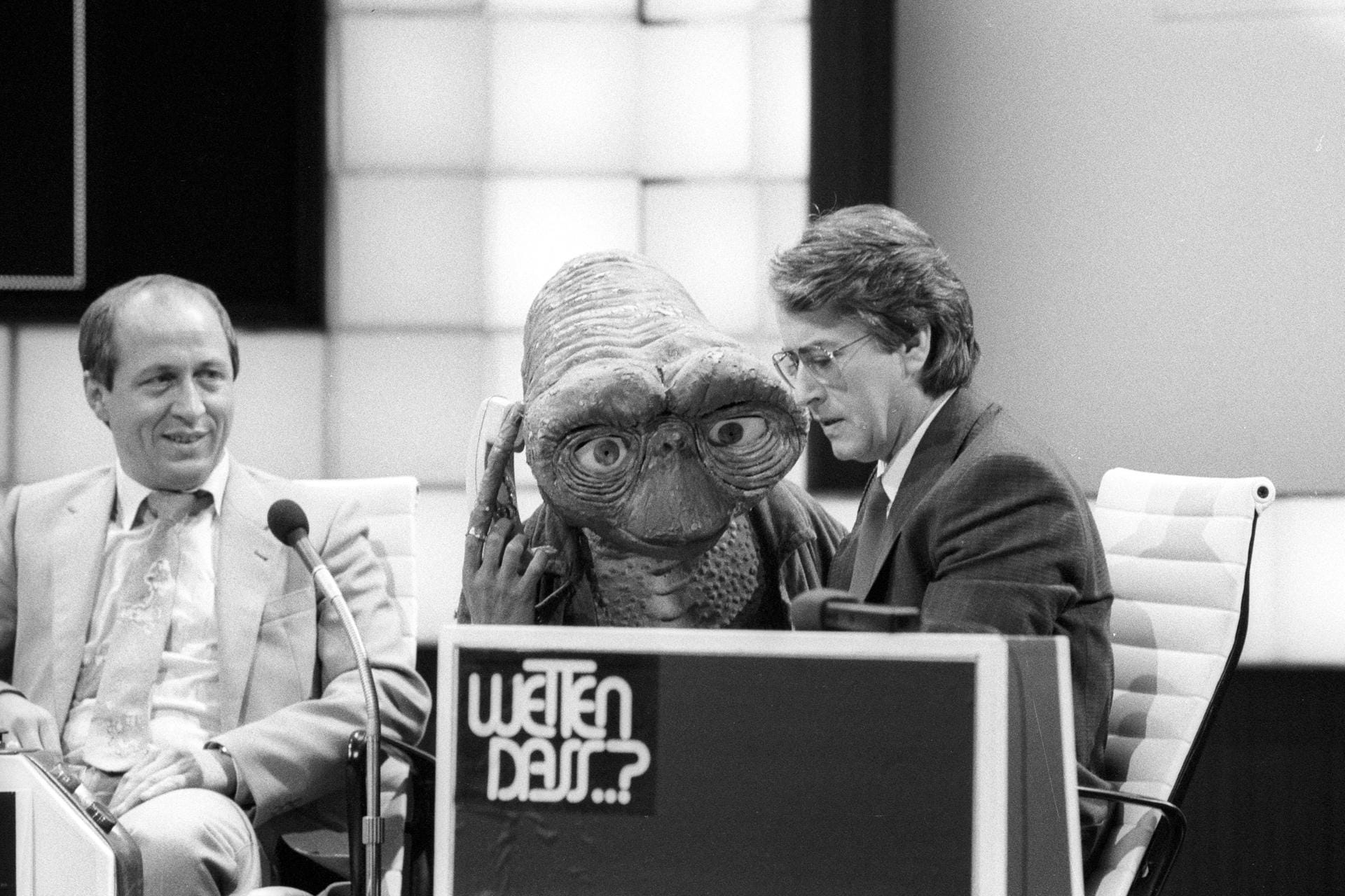 1983: Frank Elstner als Moderator von "Wetten, dass..?": Hier war E.T. zu Gast.