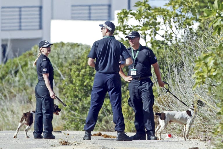 Oktober 2013: Die portugiesische Polizei nimmt die Ermittlungen wieder auf. Bis Juni 2014 durchkämmen Beamte die Umgebung des Ferienkomplex' in Praia da Luz – ohne Ergebnis.