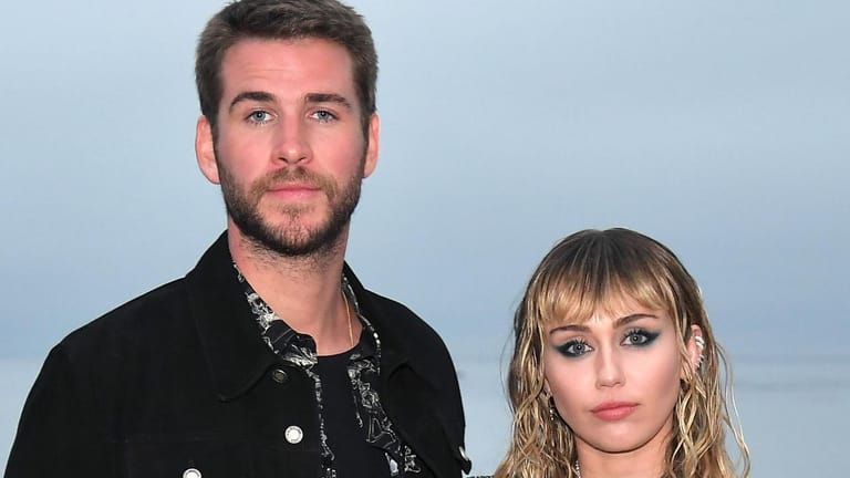 Miley Cyrus und Liam Hemsworth: In der Nicholas-Sparks-Verfilmung "Mit dir an meiner Seite" waren sie nicht nur vor der Kamera ein Paar. Auch dahinter funkte es zwischen den beiden. 2014 trennten sie sich, bis sie 2016 das Liebes-Comeback bekannt gaben. 2018 gaben sich die beiden das Jawort, doch bereits Mitte 2019 kam erneut das Liebes-Aus. Dieses Mal soll es endgültig sein.