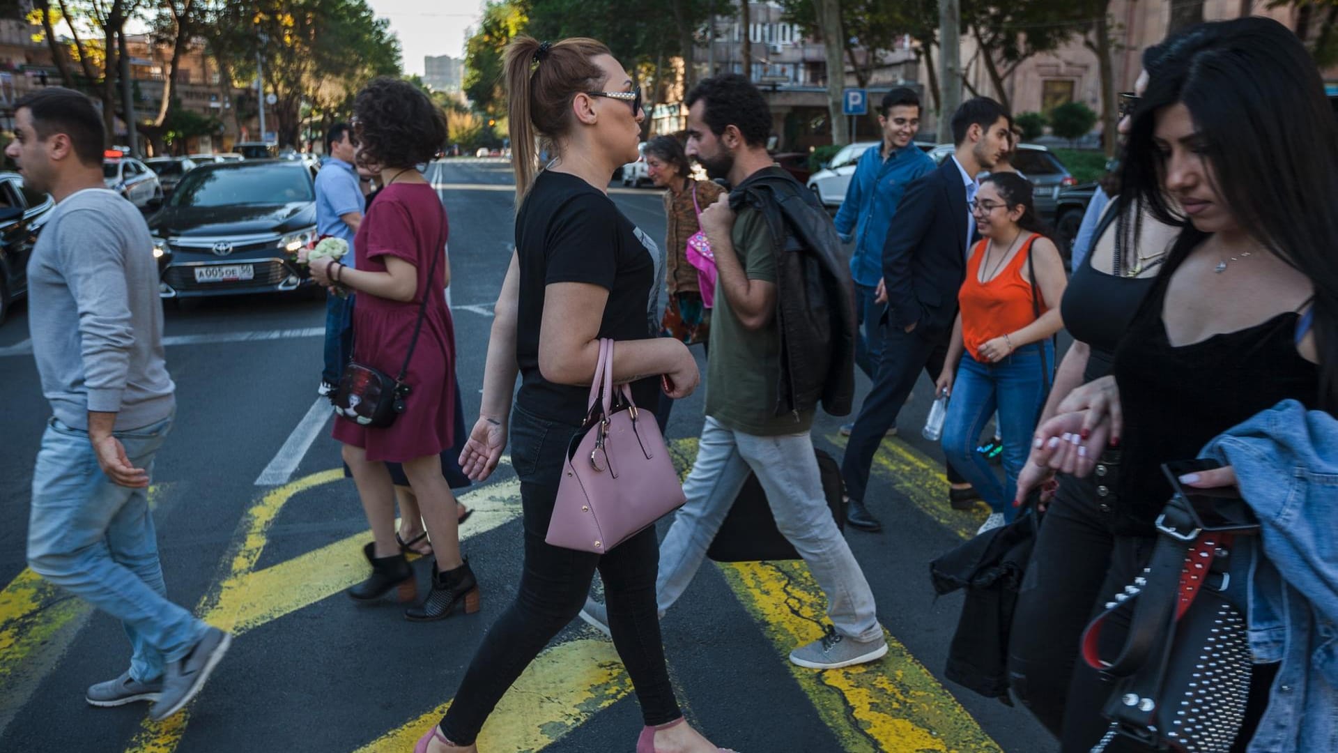 Lilit lebt in Eriwan. Ein Taxi bucht man dort per App, die Bars und Cafés in der Altstadt sind so schick wie in Paris oder London.