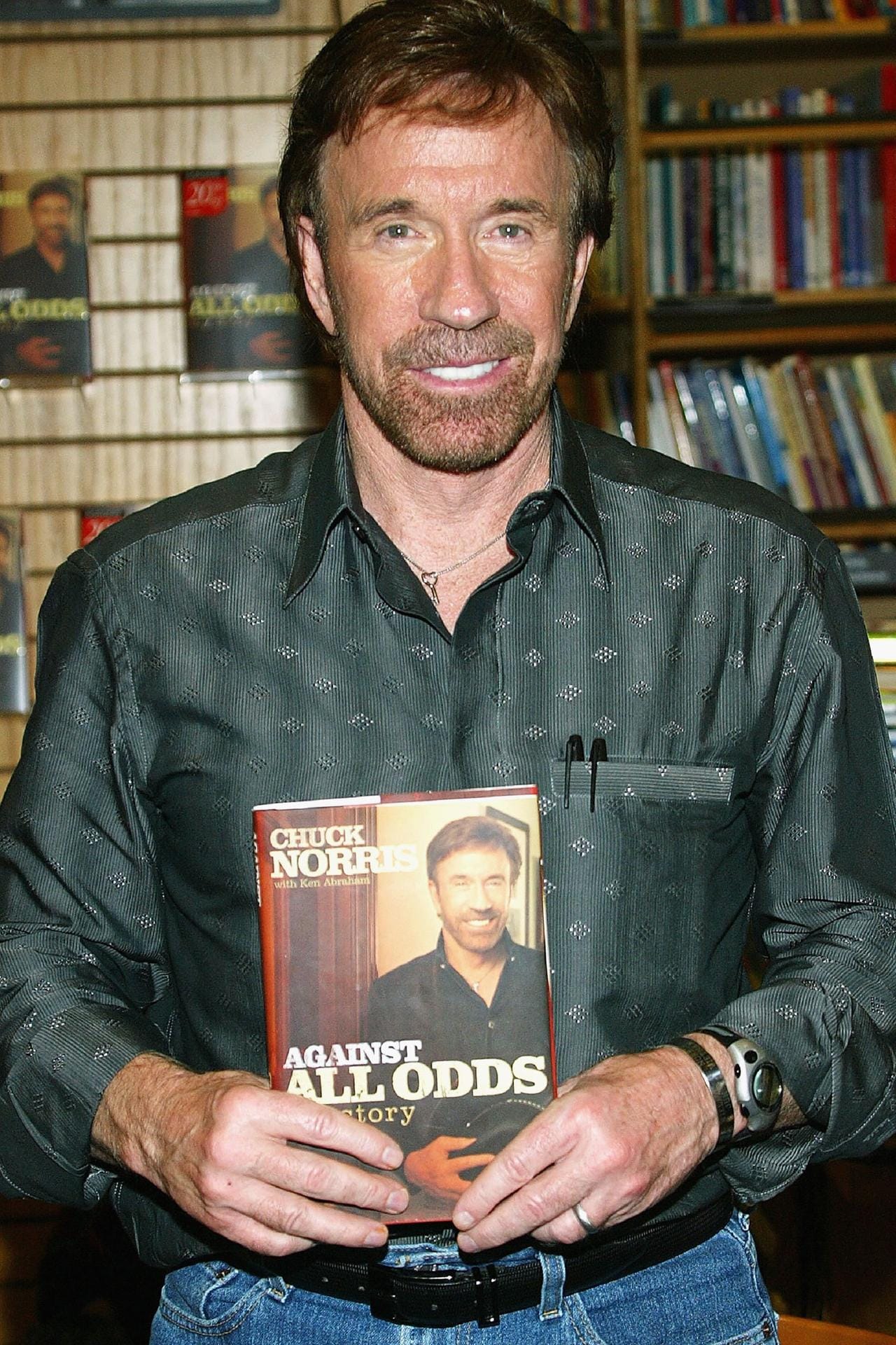 Chuck Norris kann ein Feuer entfachen, indem er zwei Eiswürfel aneinander reibt.