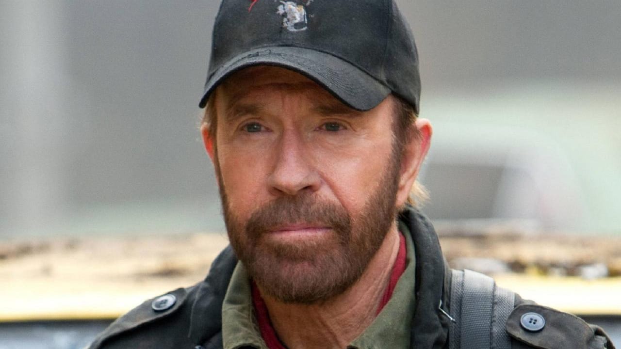 Chuck Norris grillt unter Wasser.