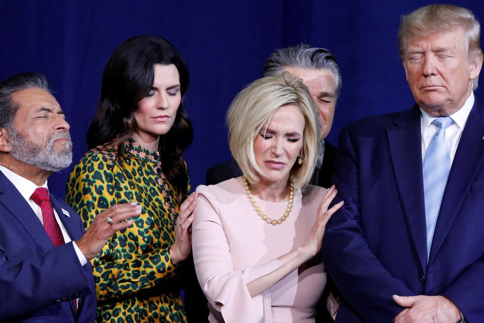 Wähnen Gott auf ihrer Seite: Donald Trump im Gebet mit anderen Gläubigen bei der Vorstellung der Gruppierung "Evangelikale für Trump" im Januar in Miami (US-Staat Florida).