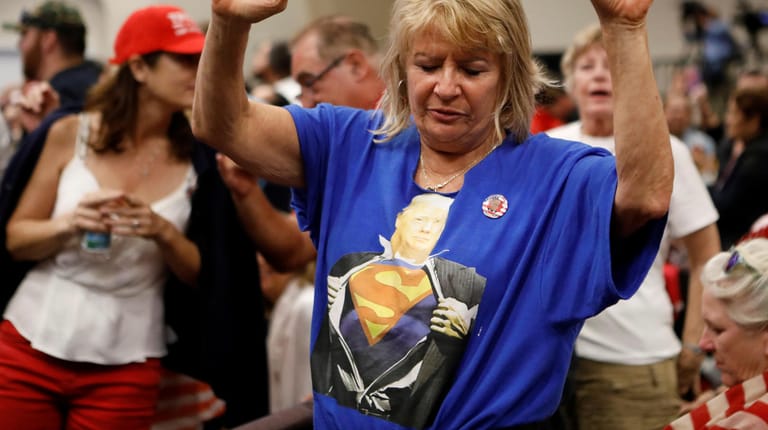 Er ist ihr Superheld: Evangelikale Christin mit T-Shirt, das Donald Trump als Superhelden zeigt, bei einer Veranstaltung in Florida..