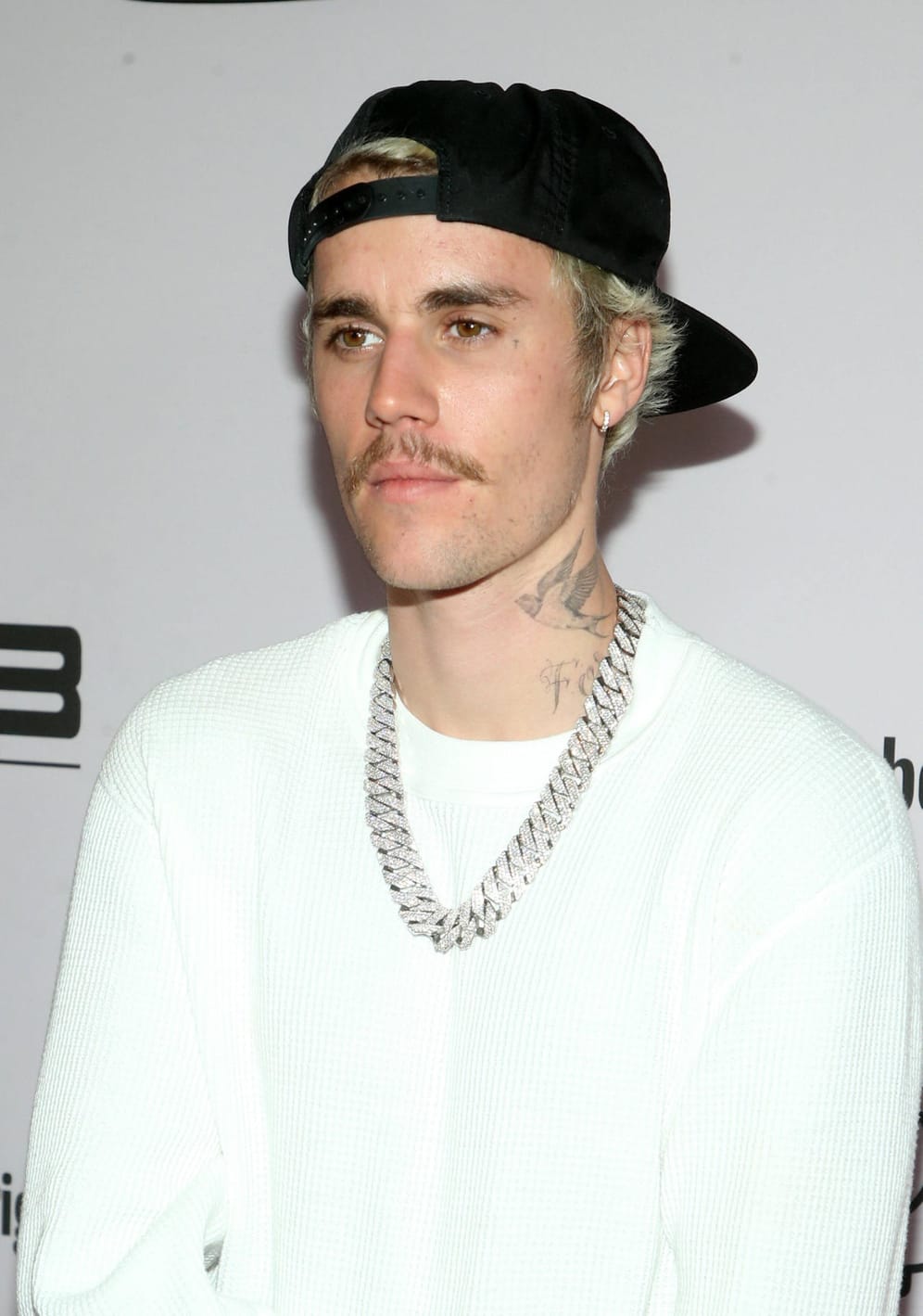 Justin Bieber: Er ließ sich von seinen Angestellten den gesamten Weg zur chinesischen Mauer tragen.