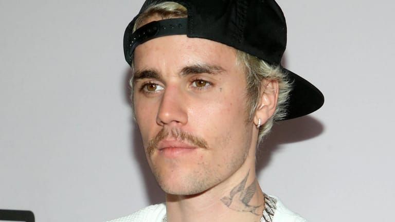 Justin Bieber: Er ließ sich von seinen Angestellten den gesamten Weg zur chinesischen Mauer tragen.
