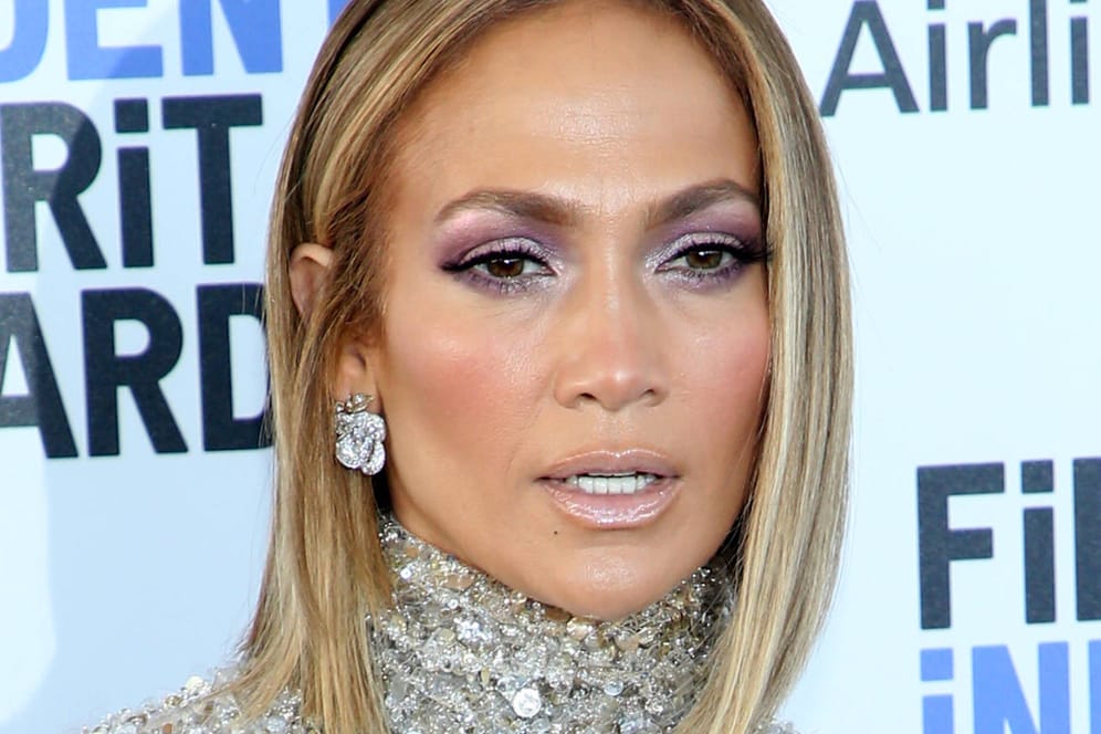 Jennifer Lopez: Der Sängerin dürfen ihre Angestellten angeblich nicht in die Augen sehen. Selbes gelte auch für ihre Backgroundtänzer. Wer sich nicht daran hält, könnte die Kündigung erhalten.