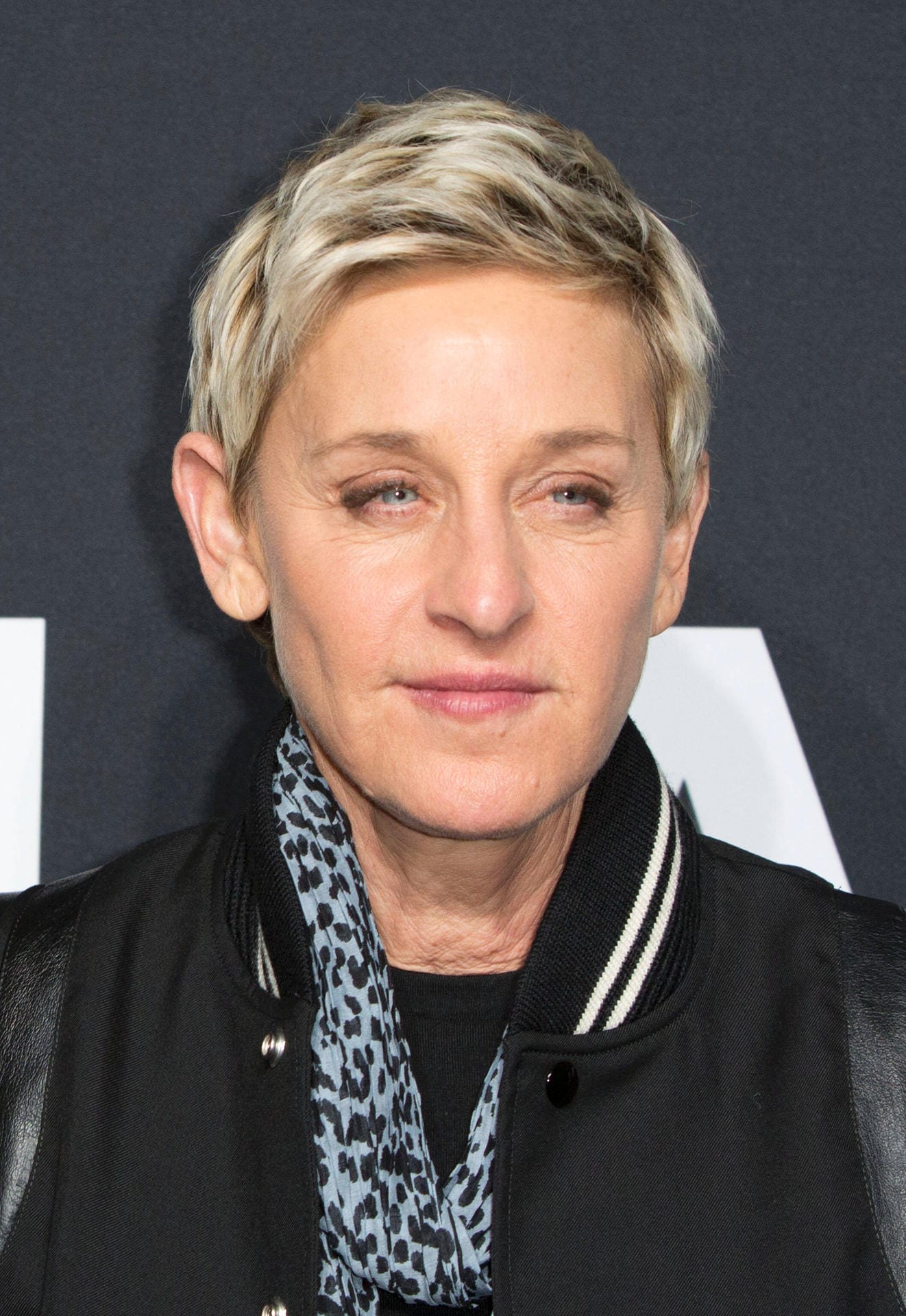 Ellen DeGeneres: In der Öffentlichkeit kursieren Gerüchte über Missstände hinter den Kulissen ihrer Talkshow. Doch auch Hausangestellte warfen ihr vor, Putzkräfte und Handwerker zu schikanieren.