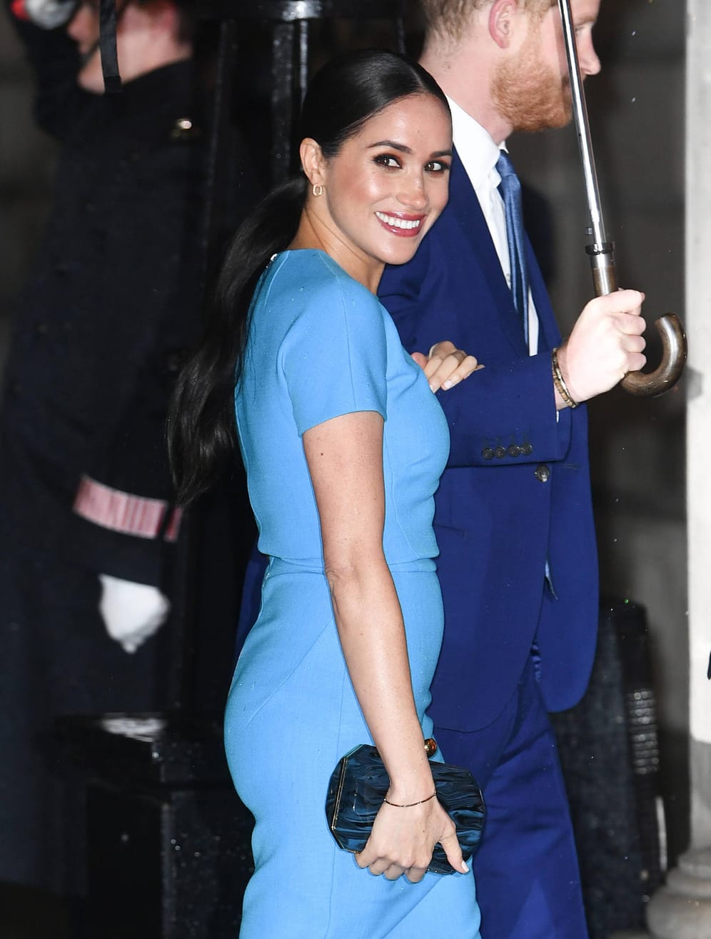 Herzogin Meghan: "Eine höllische Chefin", so beschrieb eine ehemalige Angestellte Herzogin Meghan dem US-Magazin "Life & Style". Lange Arbeitstage und nicht enden wollende Forderungen der Herzogin hätten den Arbeitsalltag im englischen Palast sehr belastet.