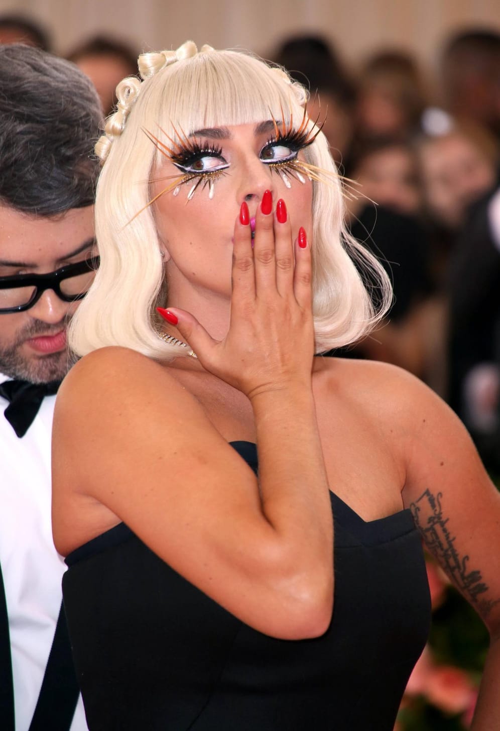 Lady Gaga: Ihre ehemalige Assistentin verklagte die Sängerin, da sie von ihr wie eine Sklavin behandelt worden sei. 24 Stunden am Tag musste sie verfügbar sein und sich sogar ein Bett mit Gaga teilen.