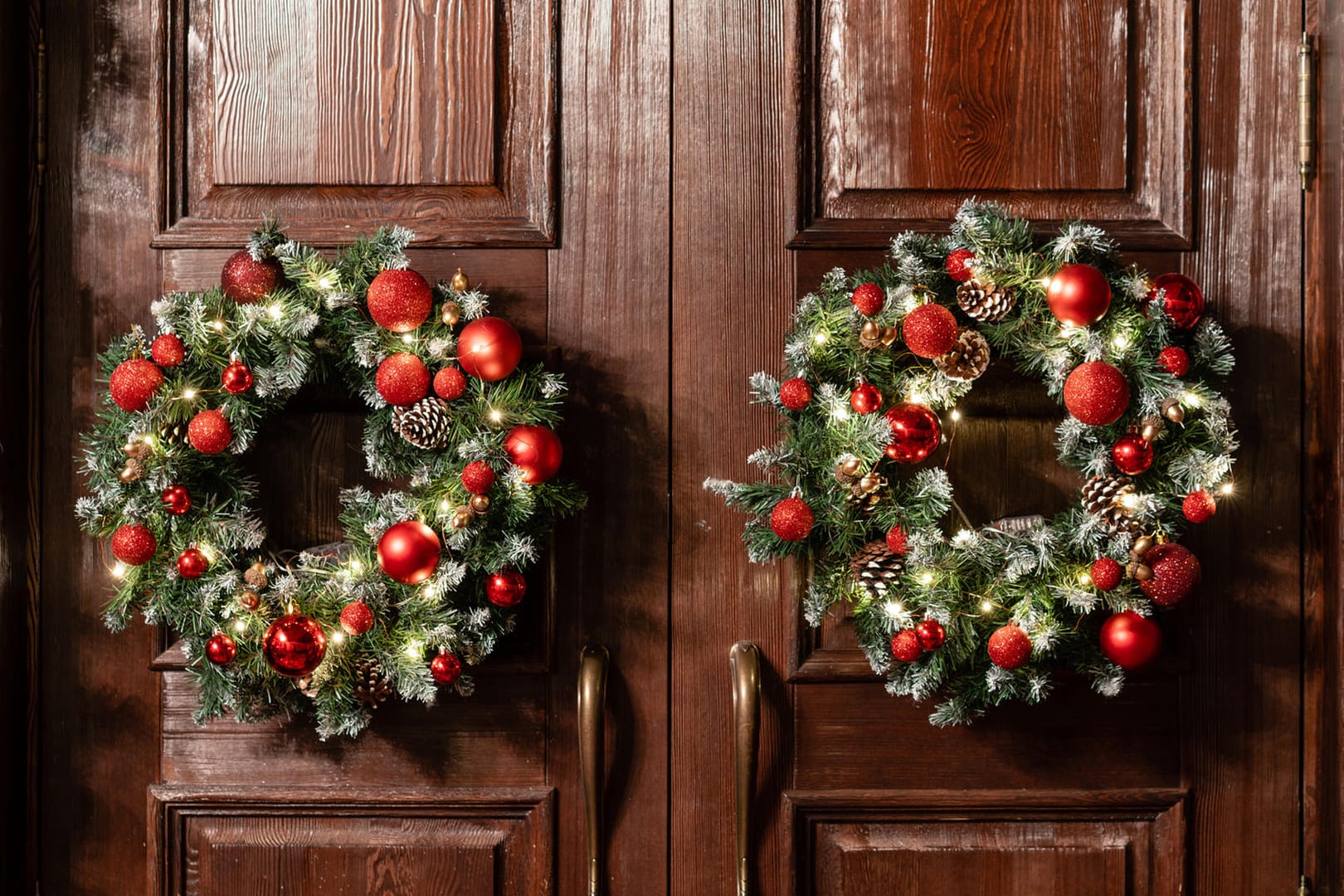 Feiertagsdeko: Weihnachtsfans schmücken sowohl in ihrer Wohnung als auch vor ihrer Wohnung gerne.