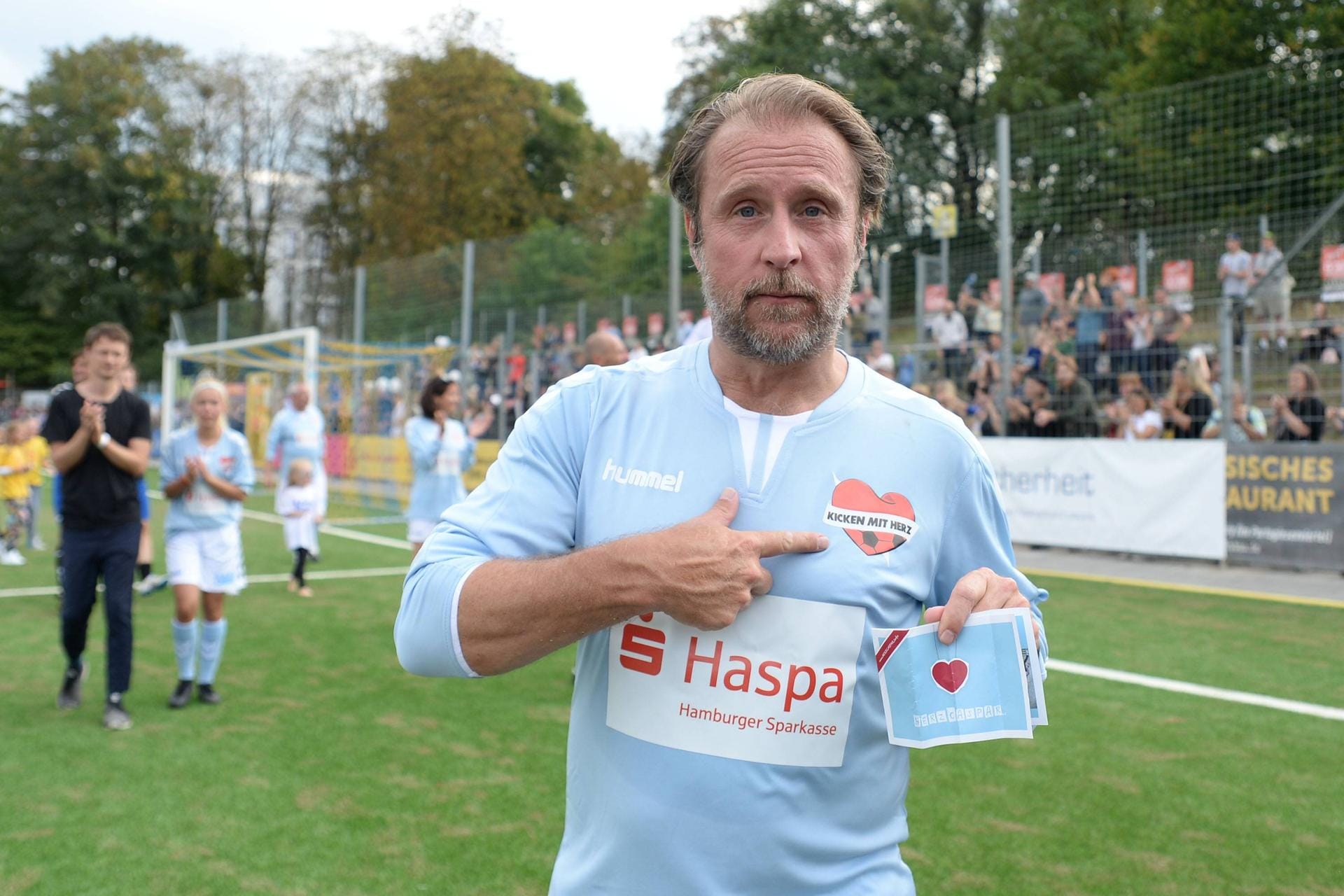 September 2018: Bei "Kicken mit Herz" in Hamburg steht Bjarne Mädel auf dem Spielfeld für den guten Zweck.