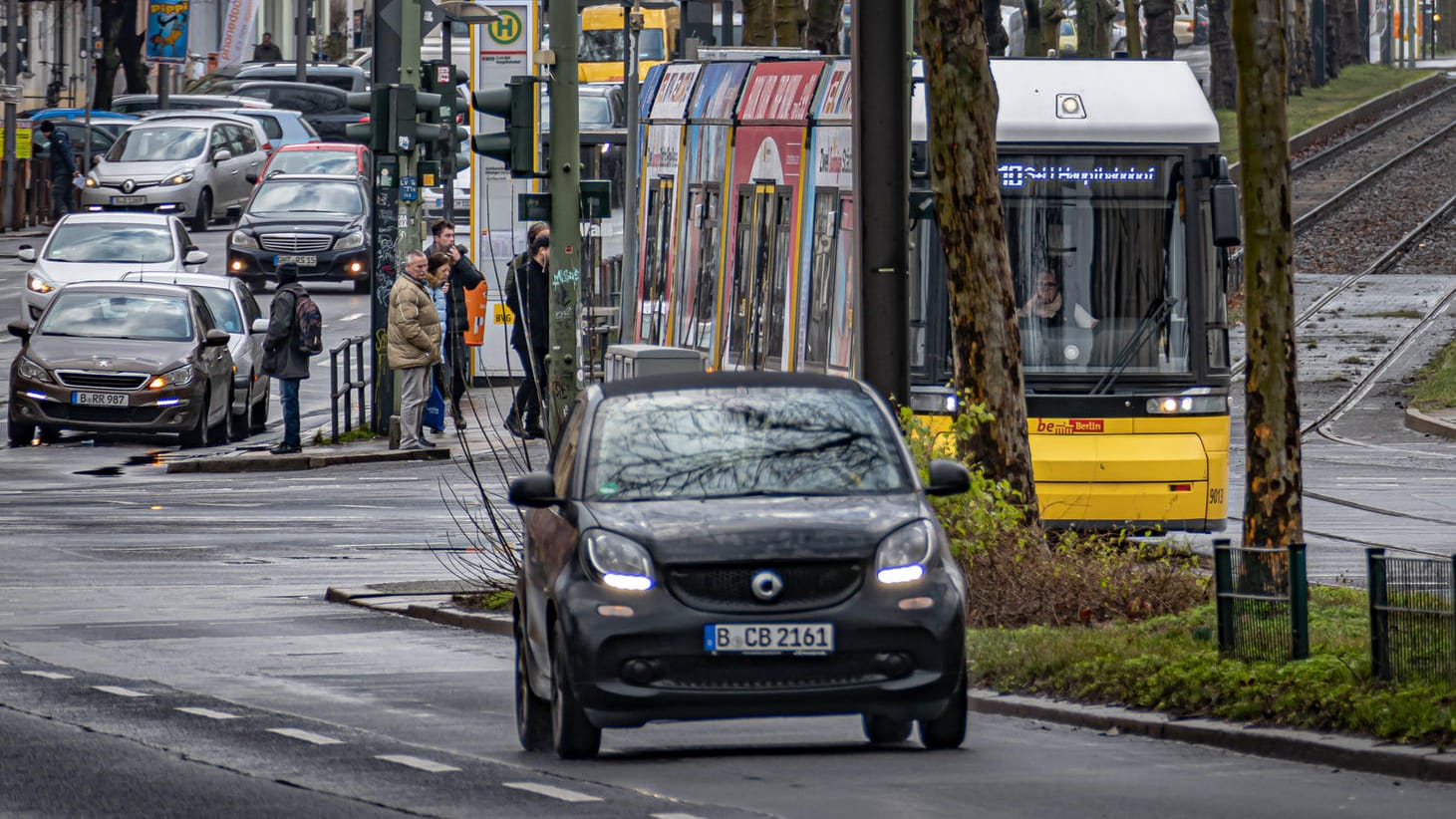 Autos und eine Straßenbahn: Wer hat die Vorfahrt?