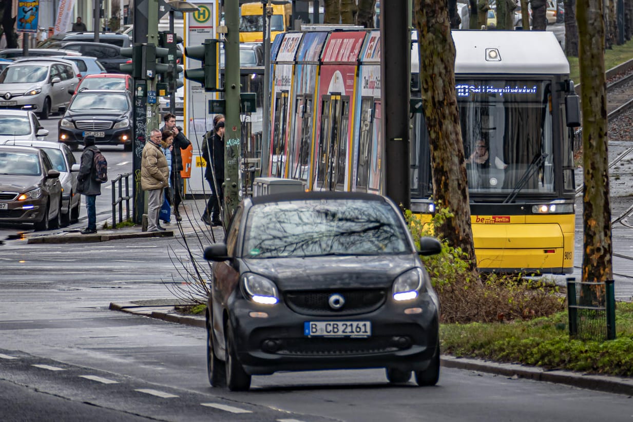 Autos und eine Straßenbahn: Wer hat die Vorfahrt?