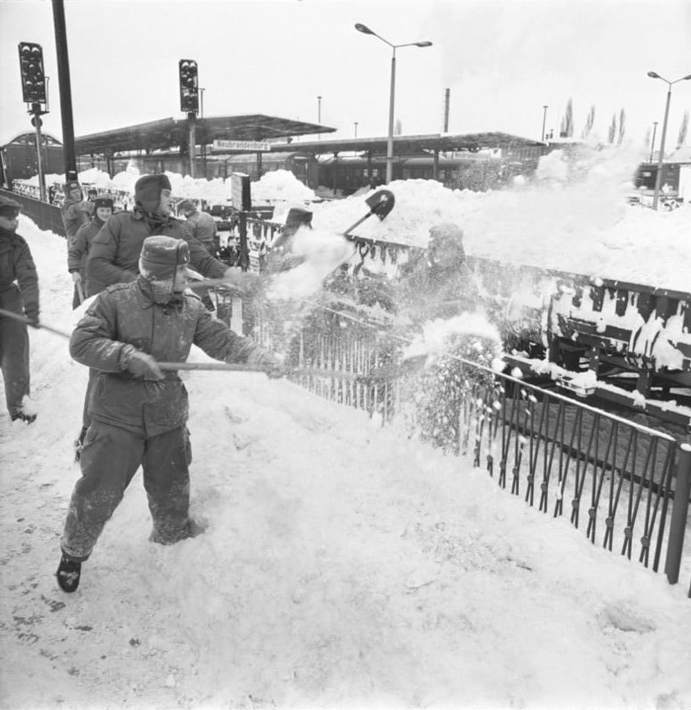 Tausende Helfer der Bevölkerung und der NVA unterstützten Anfang Januar 1979 die Eisenbahner wie hier am Bahnhof in Neubrandenburg, um die Gleise von den Schneemassen freizuschaufeln.
