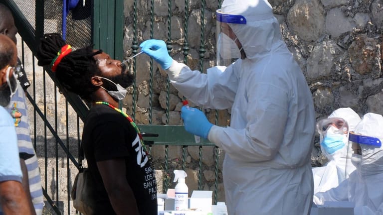 Medizinisches Personal testet die Menschen im Zentrum des heiligen Biagio Conte auf das Coronavirus: In dem "Centro" leben Obdachlose und Migranten.