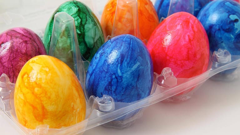Ostereier: Auf bereits fertig gefärbten Eiern, wie sie im Handel vor Ostern oft angeboten werden, muss kein Herkunftscode stehen.