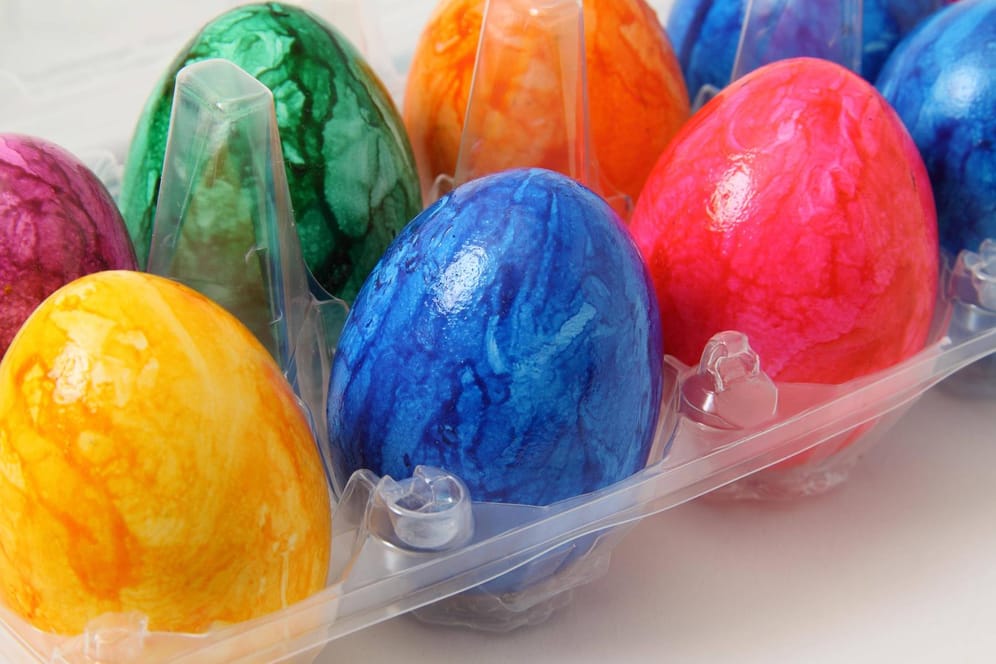 Ostereier: Auf bereits fertig gefärbten Eiern, wie sie im Handel vor Ostern oft angeboten werden, muss kein Herkunftscode stehen.