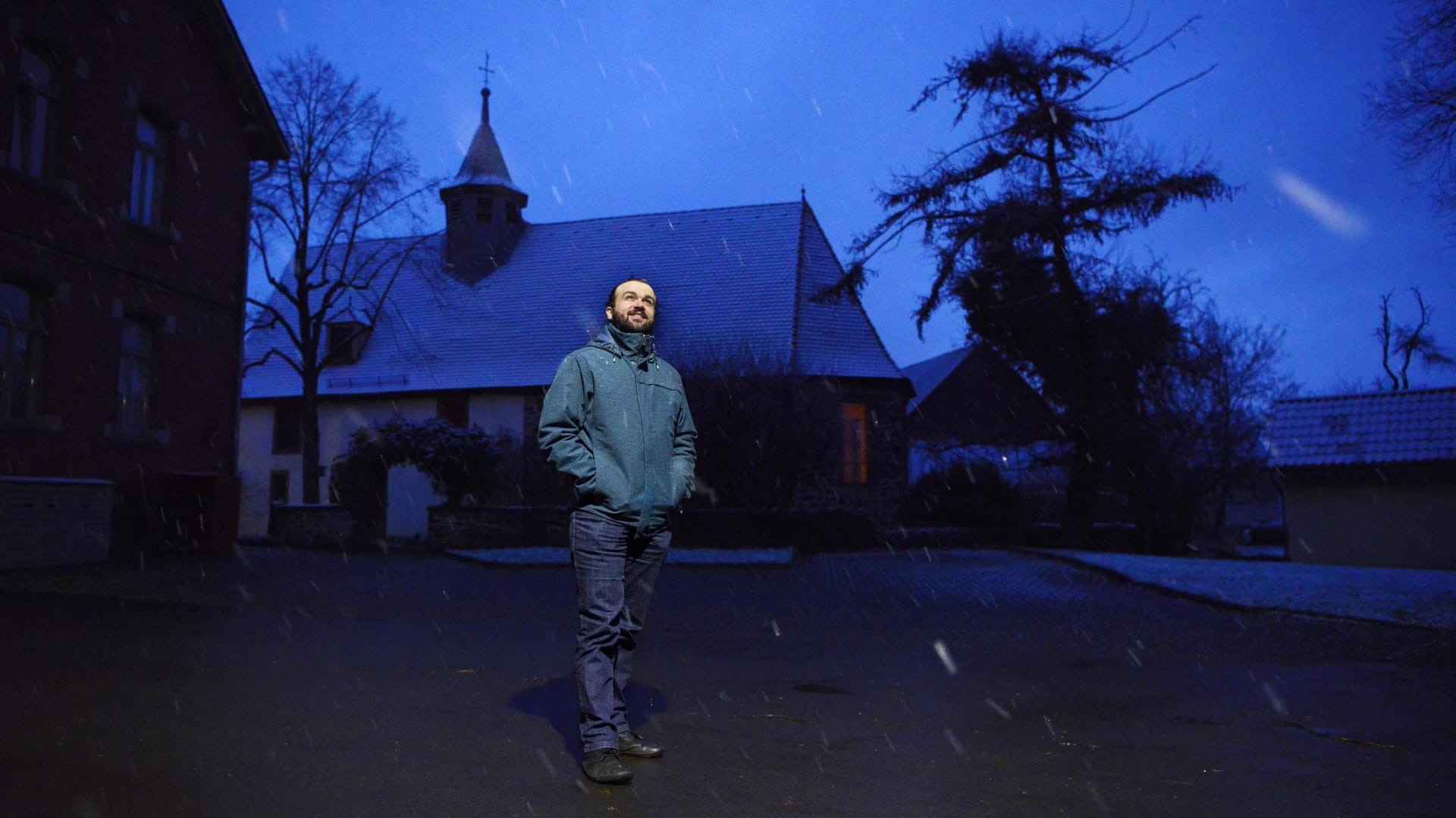 Pfarrer Alexander Starck vor der Kirche in Maulbach: Das Dorf ist ebenfalls von dem Ausbau der A 49 betroffen.