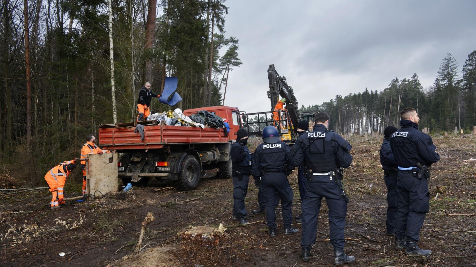 Polizisten räumen das Camp der Aktivisten: Die Aktivisten fragen, ob die Sachen den Menschen in Moria gespendet werden.