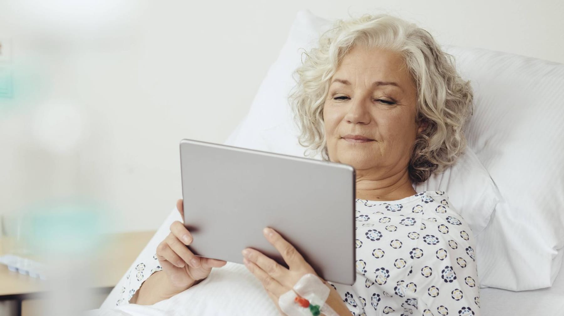 aeltere frau im krankenhaus symbolbild wie berechnet man den krankenversicherungsbeitrag als rentner