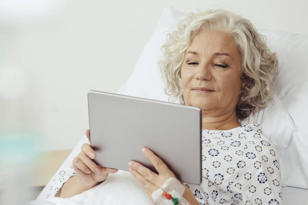 Ältere Frau im Krankenhaus (Symbolbild): Wie berechnet man den Krankenversicherungsbeitrag als Rentner?