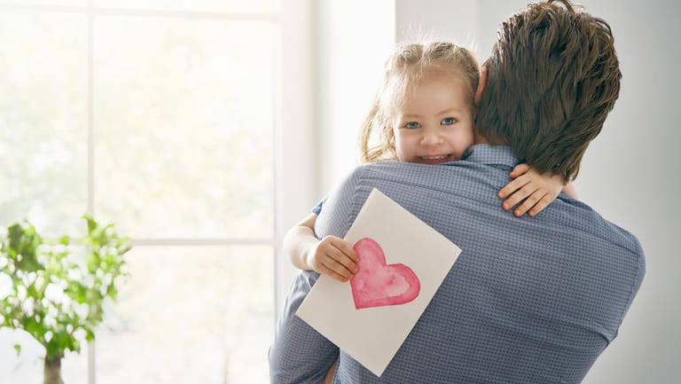 Vatertagssprüche: Gedichte – vorgetragen oder auf einer Karte – sind eine kleine Aufmerksamkeit zum Vatertag.