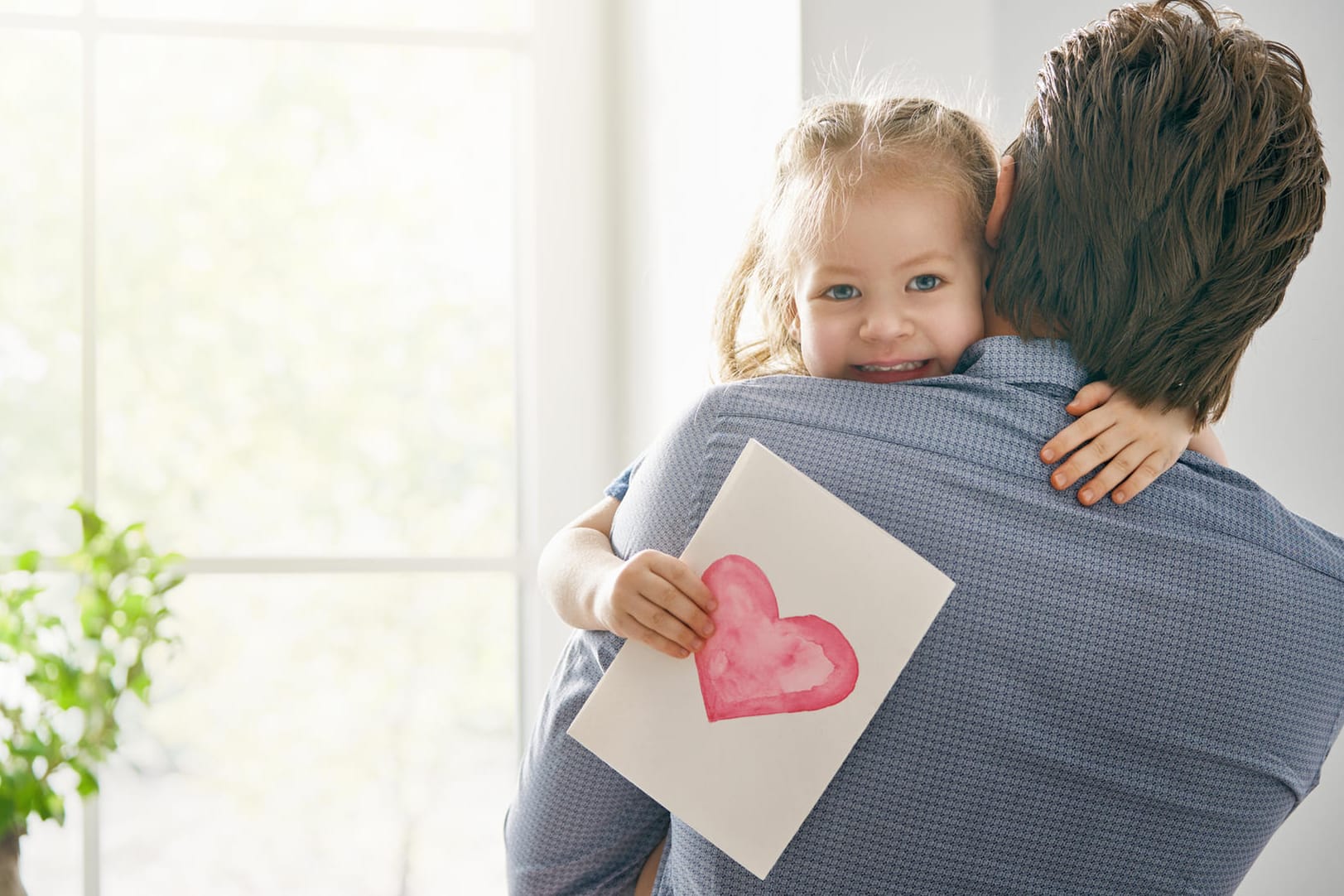 Vatertagssprüche: Gedichte – vorgetragen oder auf einer Karte – sind eine kleine Aufmerksamkeit zum Vatertag.