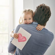 Vatertagssprüche: Gedichte – vorgetragen oder auf einer Karte – sind eine kleine Aufmerksamkeit zum Vatertag.
