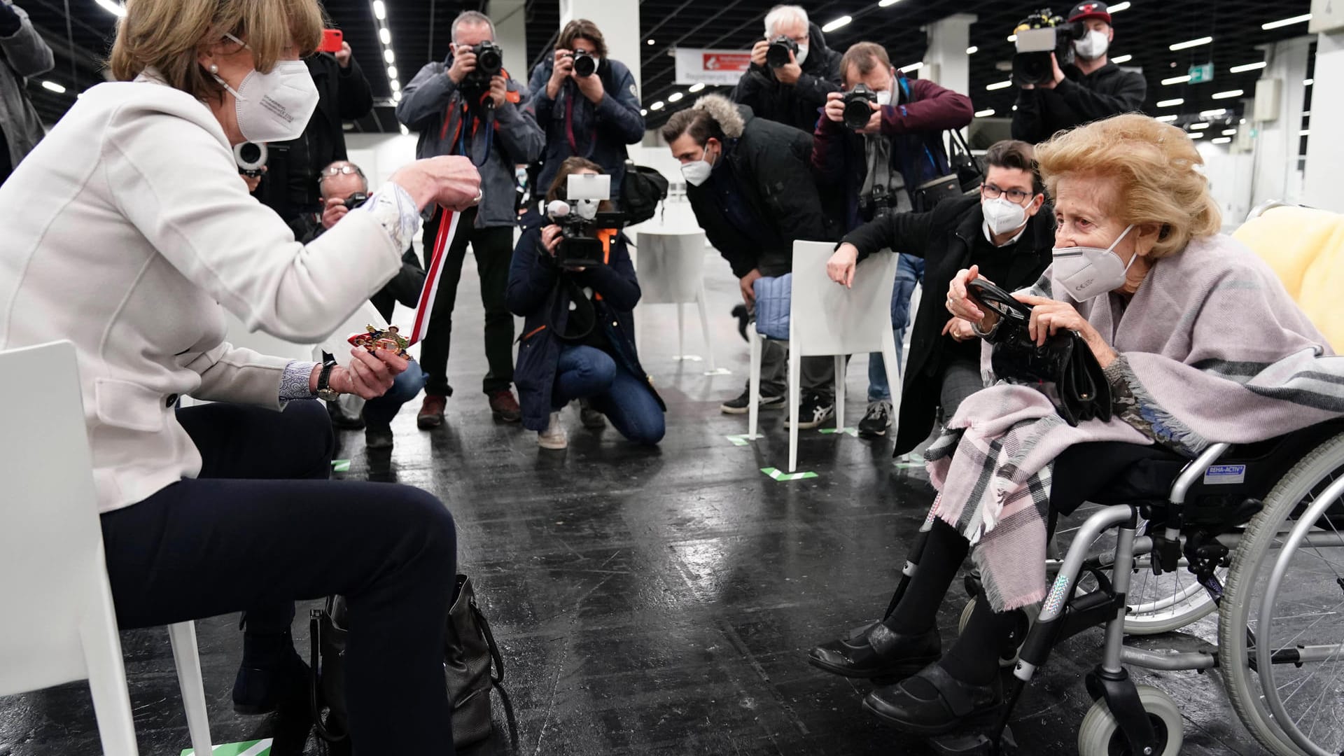 Henriette Reker mit Elisabeth Steubesand im Kölner Impfzentrum: Die Oberbürgermeisterin von Köln war bei der ersten Impfung dabei.