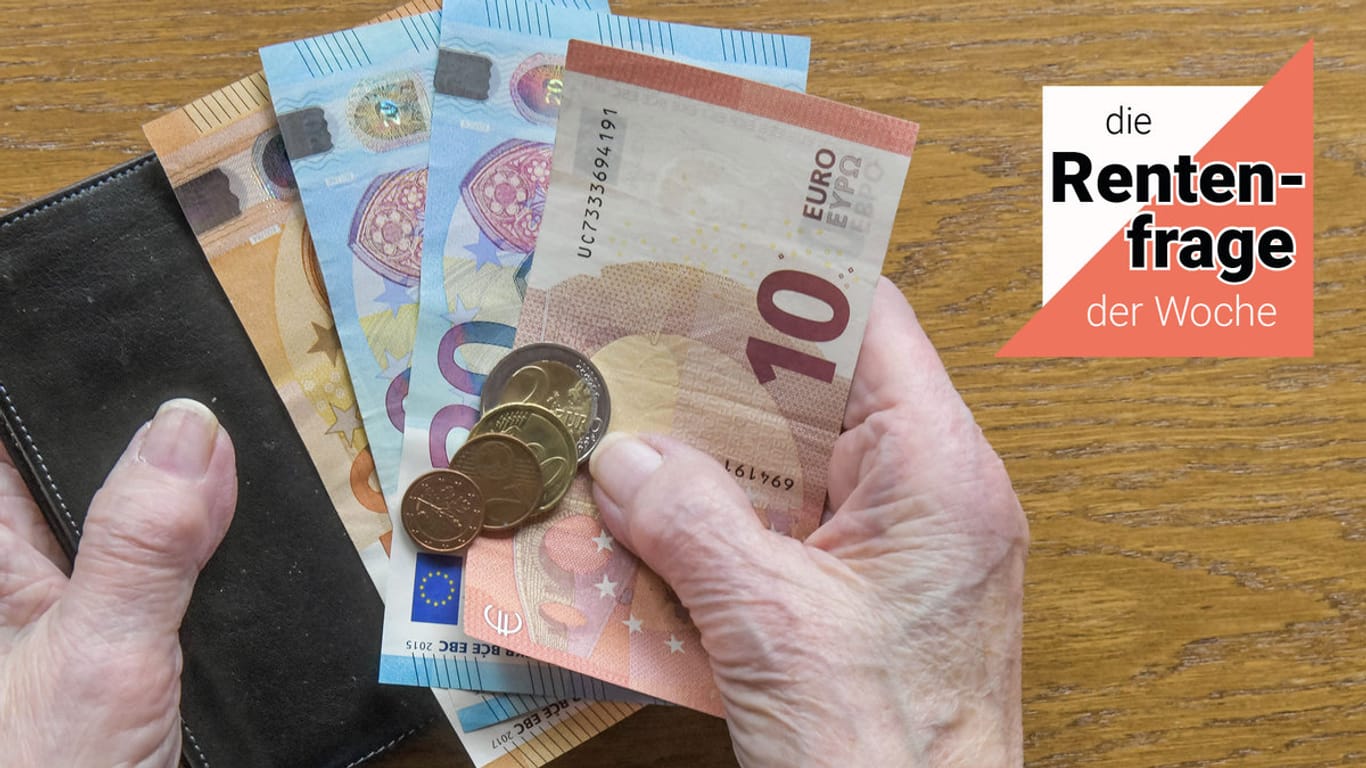 Ältere Frau mit Münzen (Symbolbild): Bekomme ich noch Grundrente, wenn ich mit Abschlag in Rente gehe? Ältere Frau mit Münzen (Symbolbild): Bekomme ich noch Grundrente, wenn ich mit Abschlag in Rente gehe?