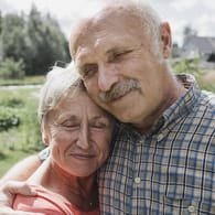 Älteres Ehepaar (Symbolbild): Zählt bei der Grundrente auch das Einkommen des Ehegatten?