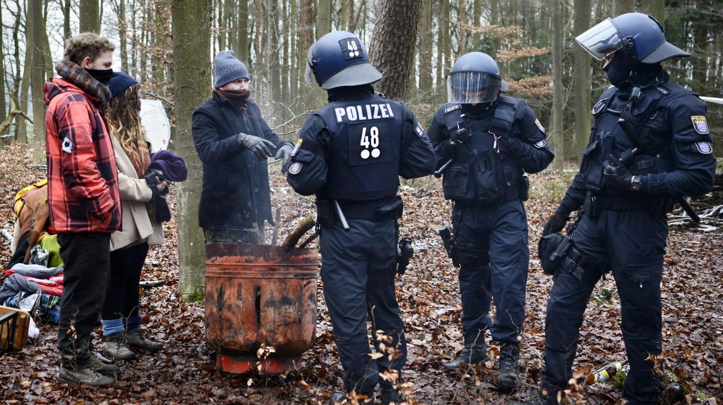 Aktivisten im Dannenröder Forst: "Wir gehen hier nicht weg, auch wenn der letzte Baum gefallen ist."