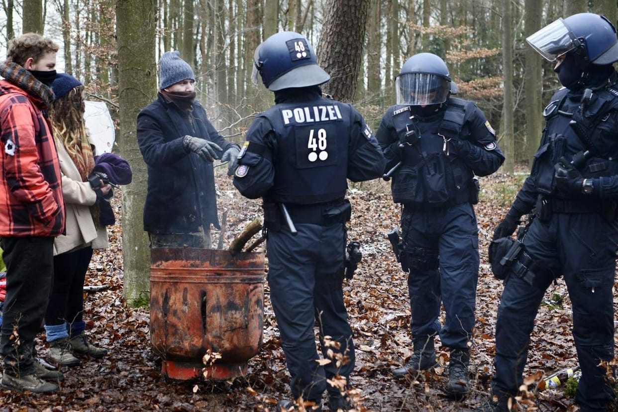 Aktivisten im Dannenröder Forst: "Wir gehen hier nicht weg, auch wenn der letzte Baum gefallen ist."