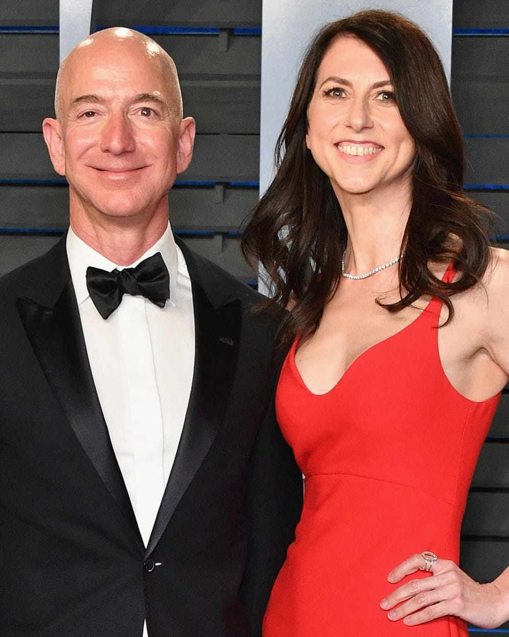 Jeff und Mackenzie Bezos: Es war die teuerste Scheidung der Welt. Nach 25 Jahren Ehe einigte sich das Paar 2019 auf etwa 32 Milliarden Euro. Einen Teil davon hat Mackenzie gespendet.