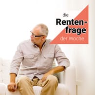 Älteres Paar sitzt auf der Couch (Symbolbild): Muss der getrenntlebende Ehepartner etwas zur Rente dazugeben?