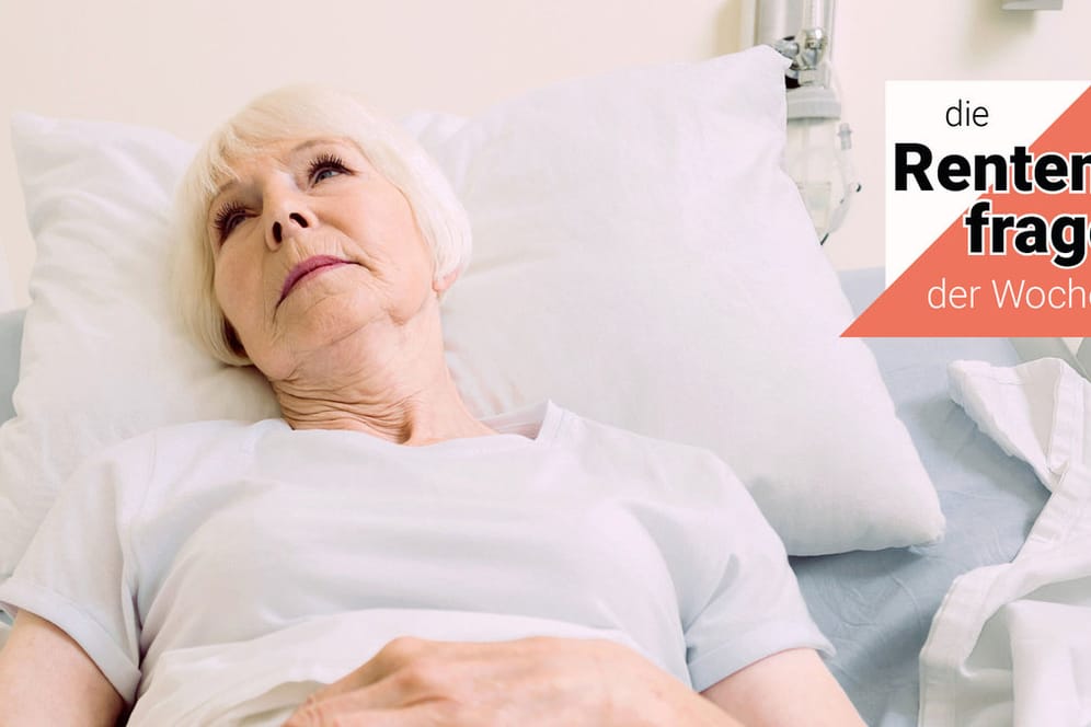 Ältere Frau im Krankenhaus (Symbolbild): Kann ich in die KV für Rentner wechseln, wenn ich noch arbeite?