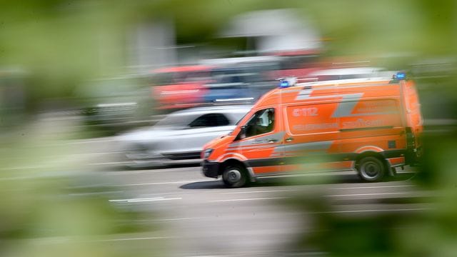 Es ist Ernst: Befinden sich Rettungswagen und Co.