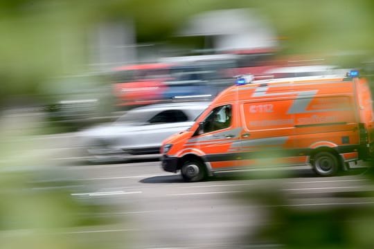 Es ist Ernst: Befinden sich Rettungswagen und Co.