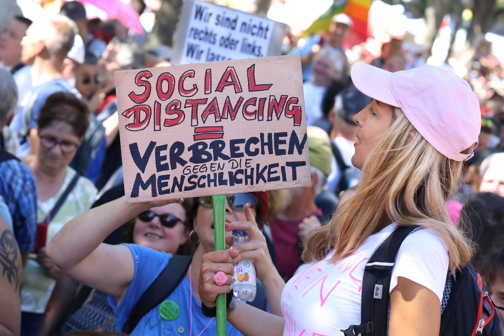 Wie bekommt man das wieder hin? Corona-Leugner, Verschwörungsgläubige und Rechtsextremisten feierten vergangenen Sommer beim "Tag der Freiheit" in Berlin das Ende der Pandemie.