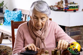 Ältere Frau zählt Münzen (Symbolbild): Zählen freiwillige Beiträge bei der Grundrente?