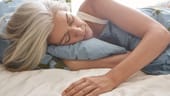 Müdigkeit und eine gewisse Lethargie sind vielen Frauen in den Wechseljahren leider gut bekannt. Versuchen Sie es doch mal mit Entspannungsübungen, autogenes Training kann bei Schlafstörungen sehr hilfreich sein.