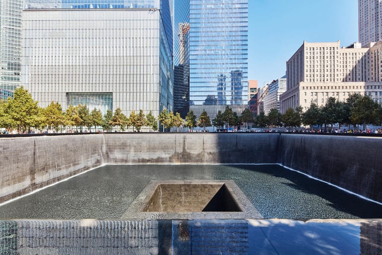 Heute ist der Ort, an dem einst die beiden Türme standen, als "Ground Zero" bekannt. Das mehr als sechs Hektar große Grundstück des ehemaligen World Trade Center wurde nach den Anschlägen fast vollständig abgebaut und ausgebaggert. Dort wird an die Opfer erinnert.