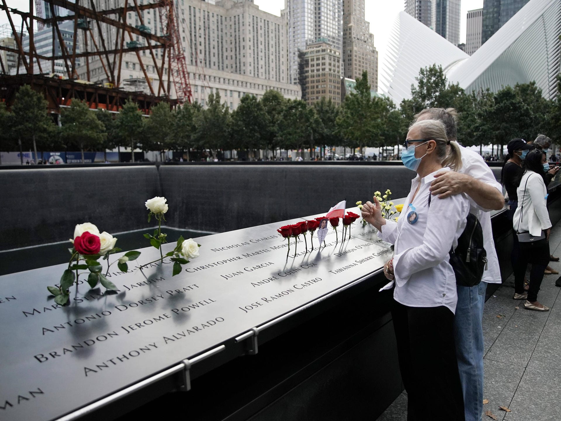 Am "Ground Zero" stehen auf Steintafeln die Namen aller identifizierten Menschen, die bei 9/11 ums Leben kamen. Bis heute konnte nicht jeder Leiche eine Identität zugeordnet werden.
