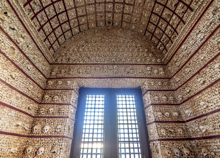 Knochenkapelle: Die Kapelle in der Stadt Évora wurde im 16. Jahrhundert von Franziskanermönchen erbaut und dann zur letzten Ruhestätte für zahlreise exhumierte Körper von den Friedhöfen der Stadt.
