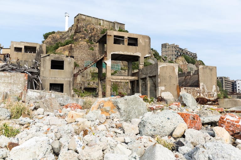 Gunkanjima in Japan: Mehr als 500 koreanische Kriegsgefangene wurden im Zweiten Weltkrieg auf Gunkanjima in Japan zum Schuften gezwungen. Noch heute sollen ihre Seelen über die zerfallenen Mauern und das verwunschene Gelände wachen.