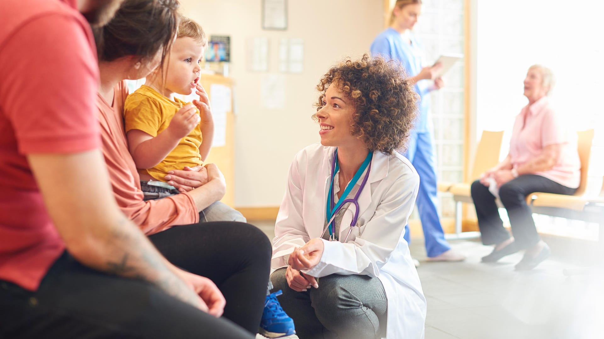 Eltern und Kleinkind bei einer Ärztin: Welche Therapie bei Autismus am besten geeignet ist, hängt unter anderem von Schwere und Form der Störung ab.