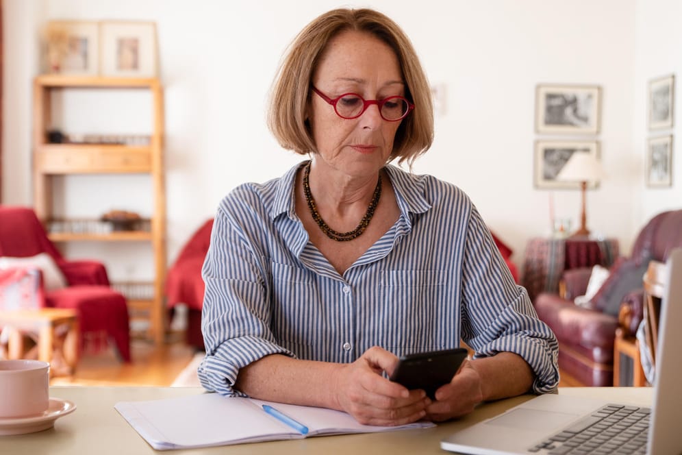 Ältere Frau macht ihre Steuern (Symbolbild): Durch die Rentenerhöhung rutschen viele Senioren in die Steuerpflicht, sie können diese aber auch ablehnen.