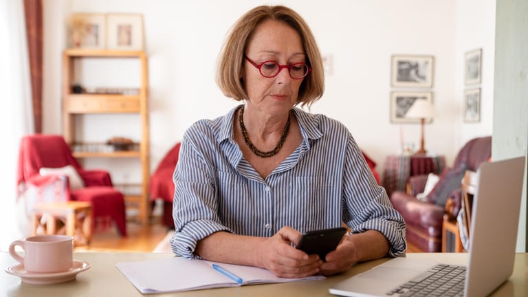 Ältere Frau macht ihre Steuern (Symbolbild): Durch die Rentenerhöhung rutschen viele Senioren in die Steuerpflicht, sie können diese aber auch ablehnen.