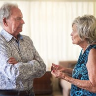 Ältere Frau und Mann am Diskutieren (Symbolbild): Nach einer Scheidung kommt es zu einem sogenannten Versorgungsausgleich.